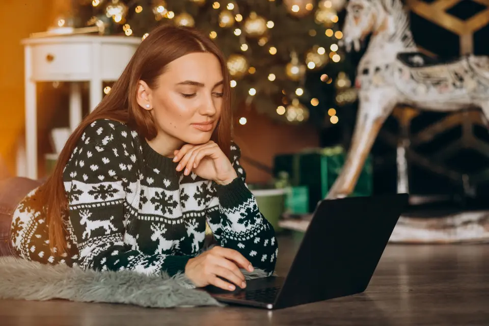 woman-shopping-online-christmas-sales